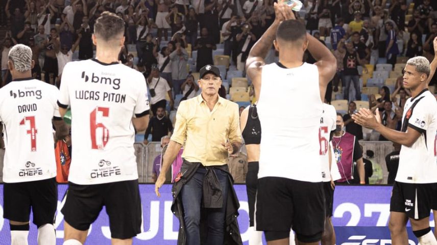 Renato Gaúcho e jogadores do Vasco agradecem a presença da torcida após o clássico contra o Flamengo (Foto: Matheus Lima/Vasco)