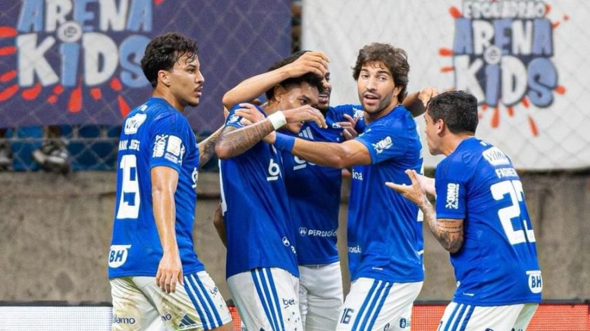 Cruzeiro vence Bahia de virada com gol de Kenji no fim