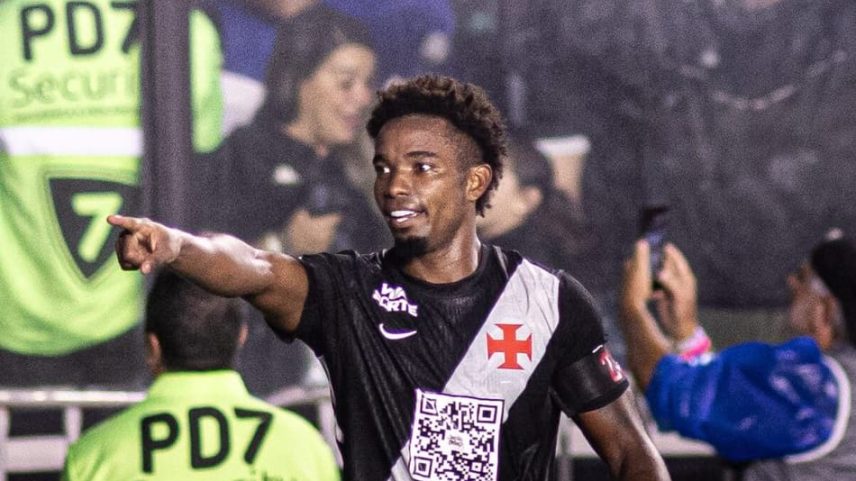 Antes de marcar o gol da vitória, Thiago Mendes pede apoio da torcida na partida entre Vasco e Fluminense (Foto: Thiago Ribeiro/ Agif/Gazeta Press)