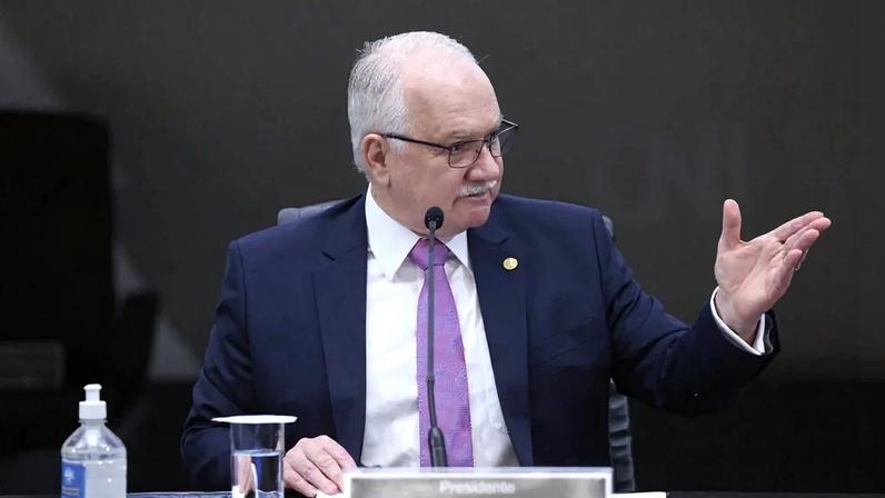 Fachin defende afastamento do Judiciário da política