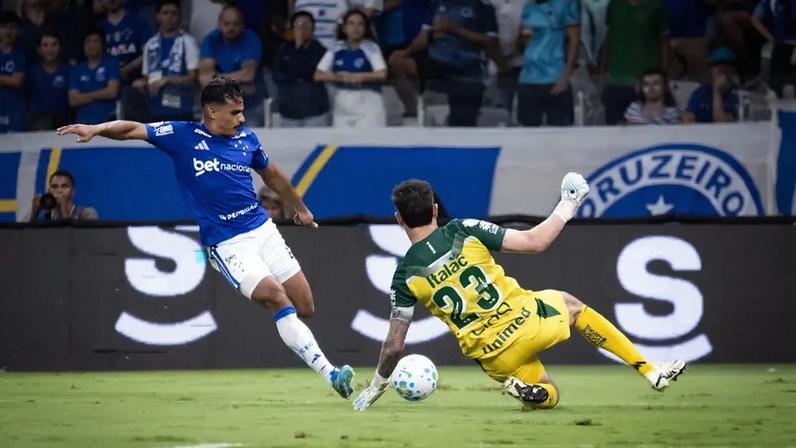 Cruzeiro protegeu a meta, bombardeou Goiás e merecia mais