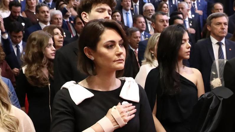 Michelle não comenta crise com Flávio Bolsonaro e diz que pergunta é com ele