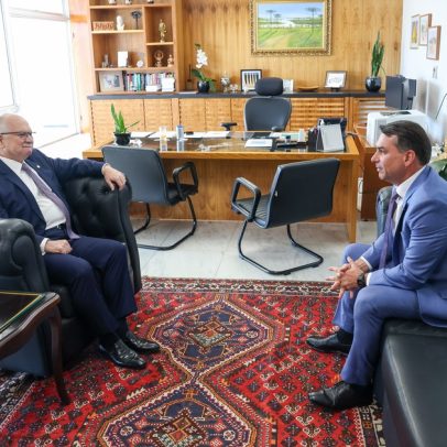 Flávio Bolsonaro, pré-candidato do PL, se reúne com Fachin no STF