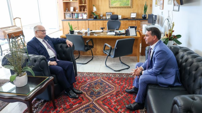 Flávio Bolsonaro, pré-candidato do PL, se reúne com Fachin no STF