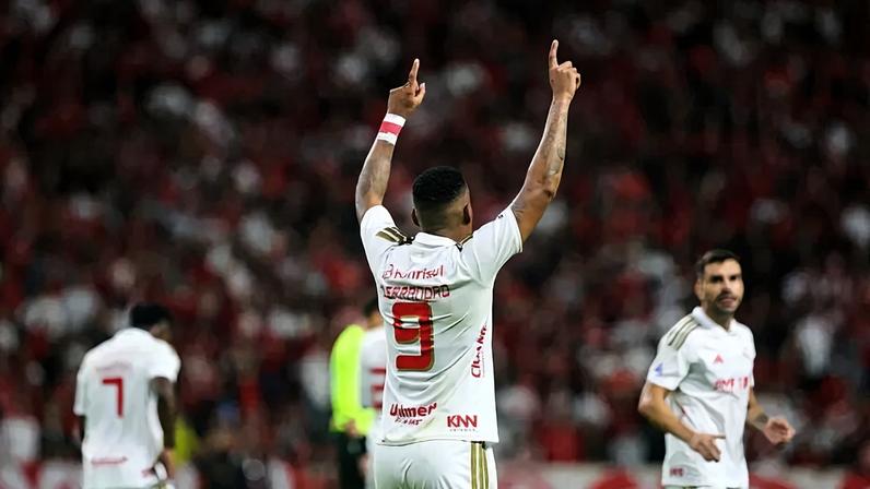 Alerrandro amplia o placar em Internacional x Vasco