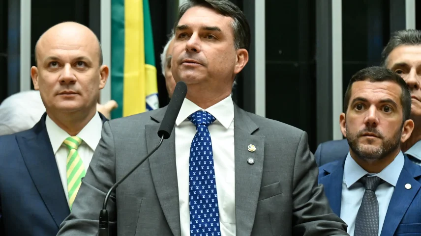 Flávio Bolsonaro cobra CPI do Master com depoimento de Vorcaro