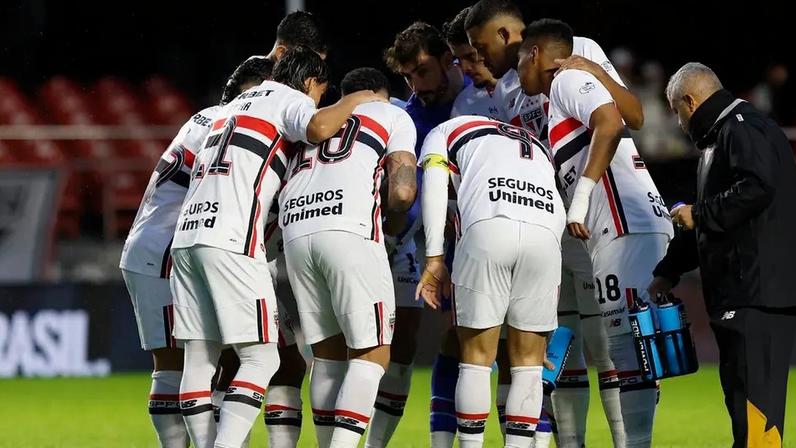 Jogadores do São Paulo reunidos no meio do campo do Morumbis