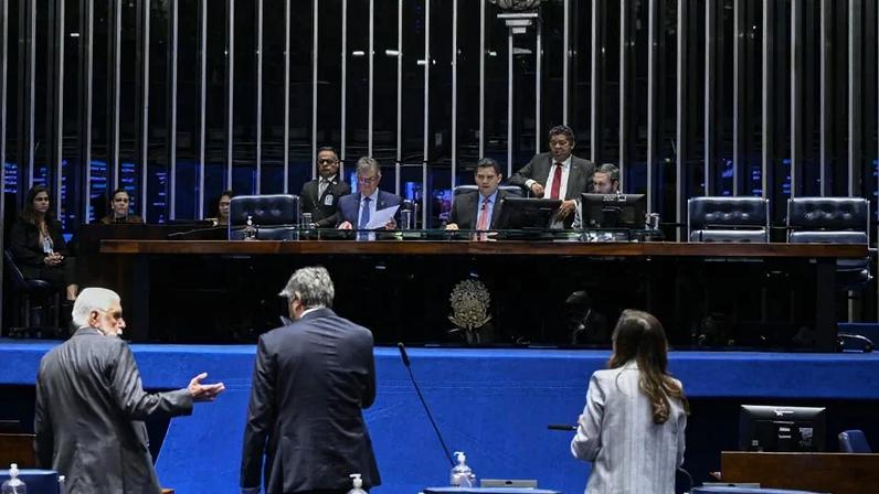 Senado aprova piso de 5.130 para professores e nova regra de reajuste
