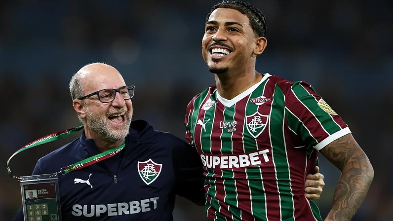 John Kennedy comemora vitória do Fluminense com Filé (Foto: Lucas Merçon/ Fluminense FC)