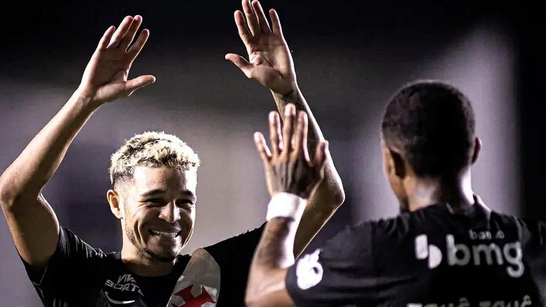 Adson comemora gol marcado pelo Vasco contra o Barracas Central (Foto: Matheus Lima/Vasco)