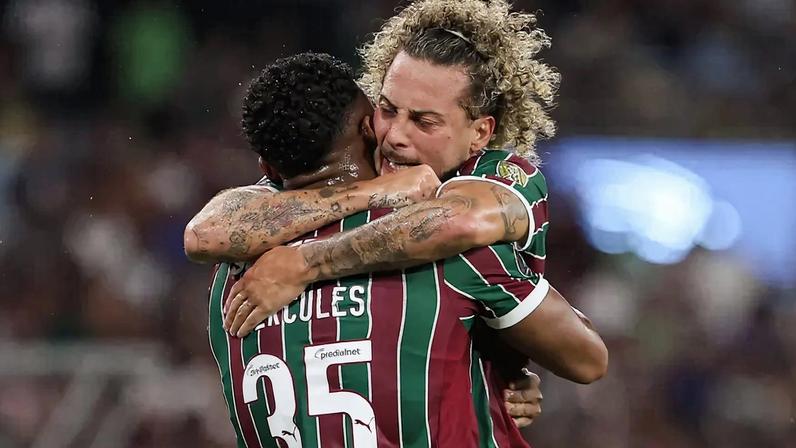 Guga e Hércules comemoram gol do Fluminense (Foto: Lucas Merçon/ Fluminense FC)