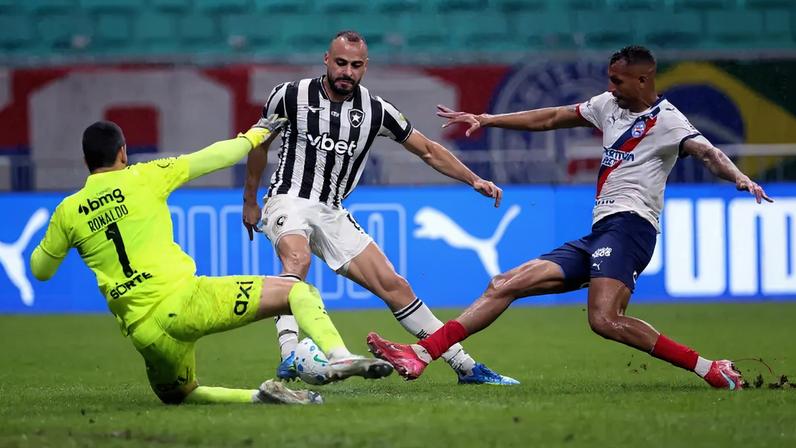 Arthur Cabral em campo na derrota do Botafogo para o Bahia (Foto: Vítor Silva/Botafogo)