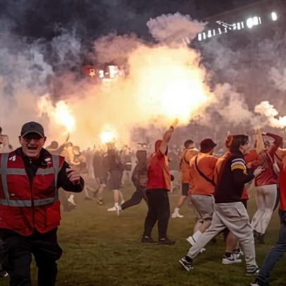 Derbi de Praga é abandonado após invasão de campo; Slavia fica a poucos segundos do título