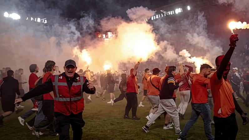 Derbi de Praga é abandonado após invasão de campo; Slavia fica a poucos segundos do título