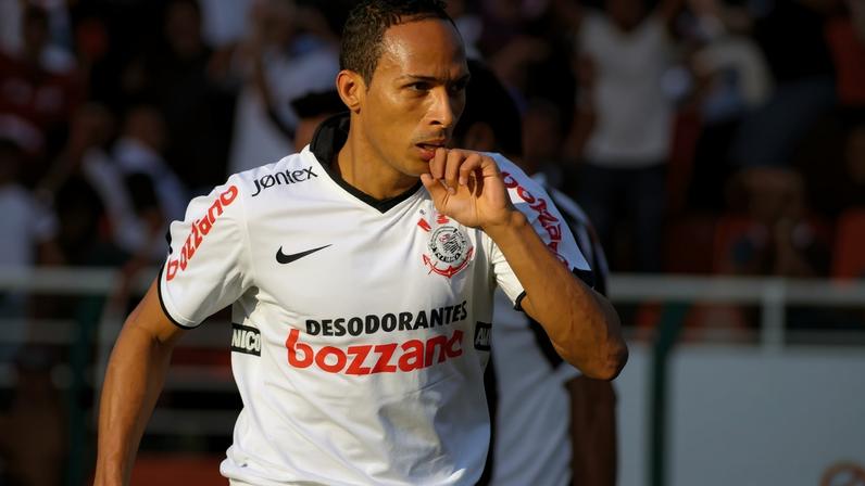 Corinthians goleia São Paulo por 5 a 0; Liedson faz hat-trick no Pacaembu