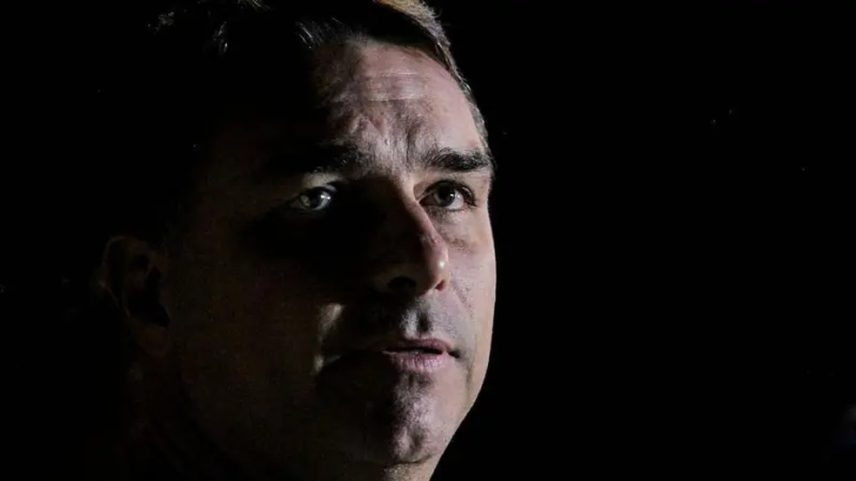 Flávio Bolsonaro nega qualquer ilegalidade no financiamento do filme Dark Horse, sobre seu pai, Jair Bolsonaro. — Foto: Getty Images via BBC