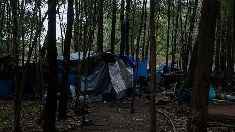 Moradores de Wagga exigem saneamento em acampamento de sem-teto após bebê morto