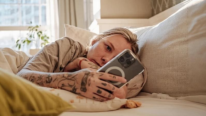 People with poor sleeping patterns were more likely to develop early-onset bowel, breast, uterine or ovarian cancer, research shows.