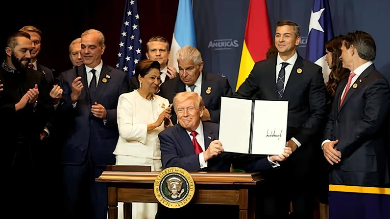 Trump, tras firmar el acuerdo de la cumbre del Escudo de las Américas, el pasado mes de marzo en Miami.