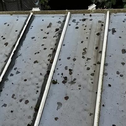 Granizo do tamanho de bolas de golfe danifica telhados e carros