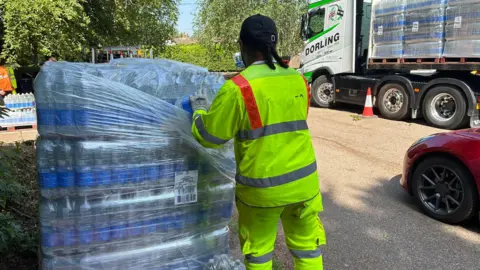 Frustração cresce com interrupção no abastecimento de água em Kent