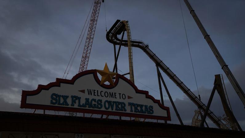 Queda de energia na Six Flags transforma montanha-russa em degraus