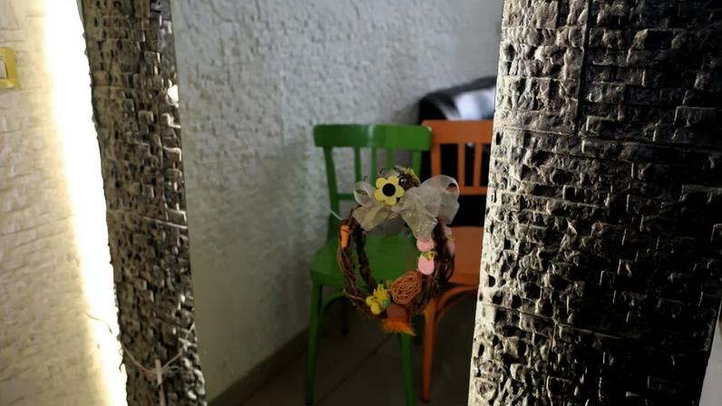 Marcas dos tiros disparados contra o café de Molham, na Síria