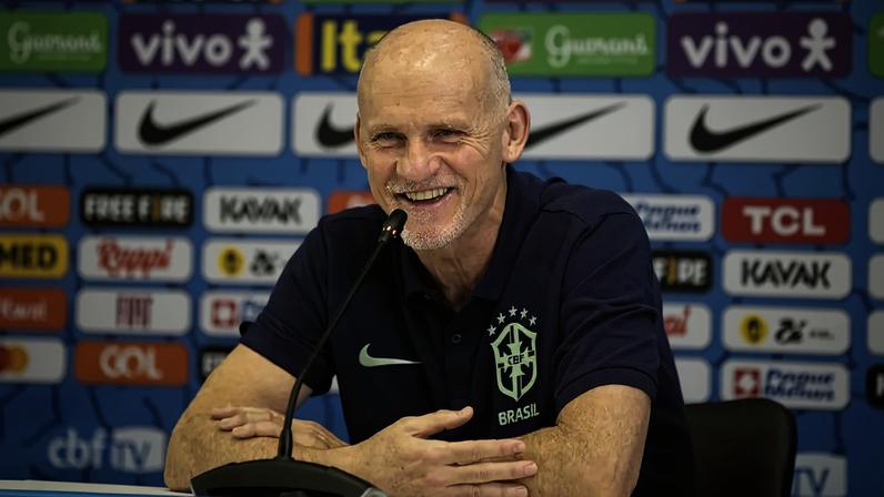 Taffarel sorri durante coletiva de imprensa da Seleção Brasileira