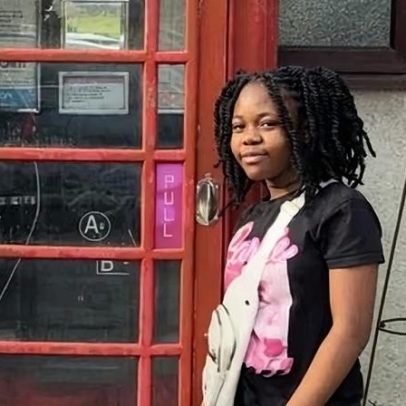 Família homenageia menina de 15 anos que morreu após nadar em praia de Merseyside