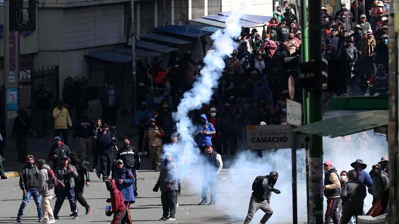 Manifestantes enfrentam a polícia para pedir a saída do presidente da Bolivia, Rodrigo Paz. (Foto: EFE)