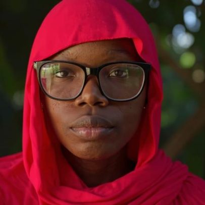 Adolescente nigeriana transforma resíduos agrícolas em absorventes biodegradáveis