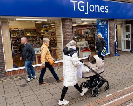 Dezenas de lojas da WH Smith podem fechar, ameaçando milhares de empregos