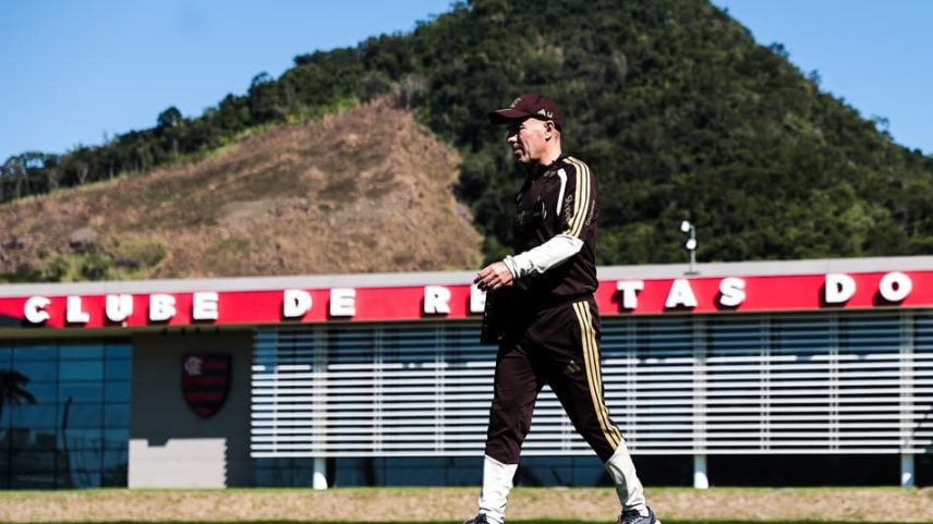 Leonardo Jardim durante treino no Ninho do Urubu (Foto: Gilvan de Souza/Flamengo)