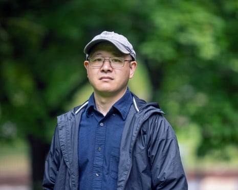 Chinês dissidente diz ter sido insultado por intérprete pró-regime na polícia