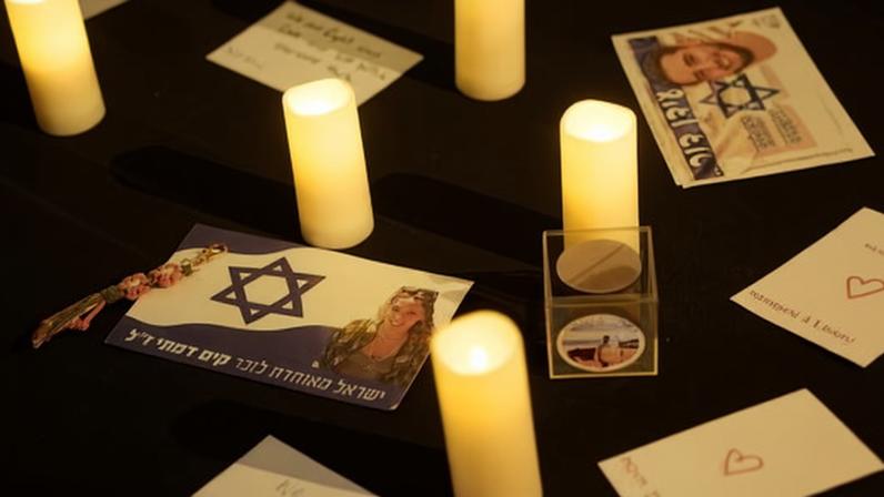 Sobrevivente israelense apela a céticos em inauguração de exposição em Londres