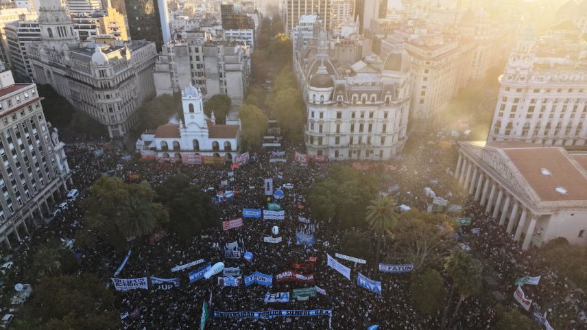 Protesto maciço contra cortes na universidade pública na Argentina