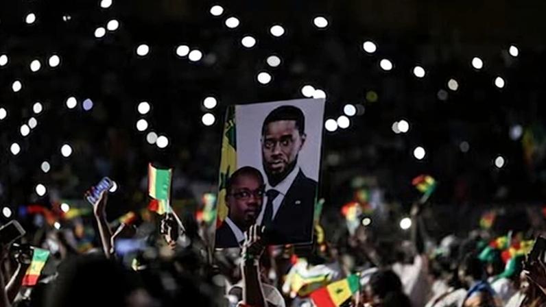 Seguidores del presidente de Senegal, Bassirou Domaye Faye, y el primer ministro Ousmane Sonko, en Dakar, en 2024.