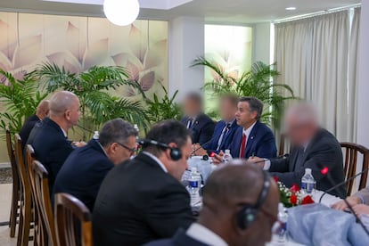 John Ratcliffe en reunión con funcionarios de Cuba, en La Habana, este jueves.