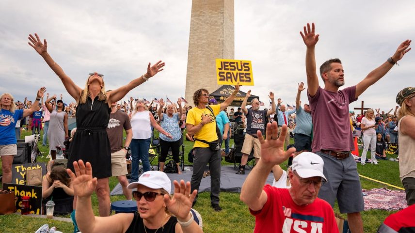 Trump fortalece o nacionalismo cristão com festival religioso em Washington