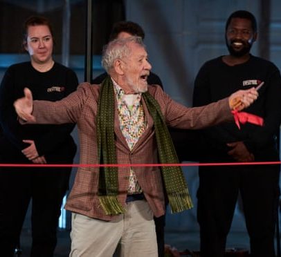 Ian McKellen emociona-se ao abrir espaço teatral em County Durham