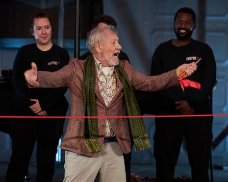 Ian McKellen emociona-se ao abrir espaço teatral em County Durham