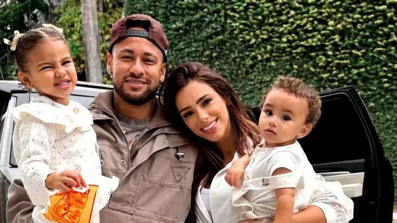 Neymar recebe carinho de Bruna Biancardi e filhas antes de reunião com CBF