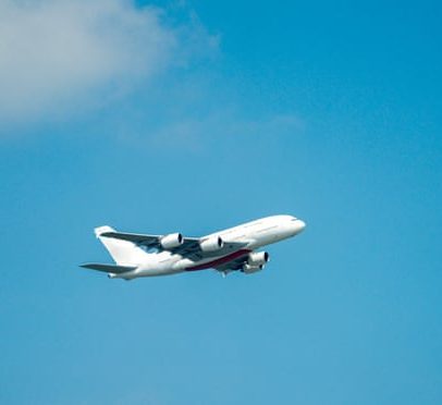 Crise do combustível de aviação pode redefinir férias e história mundial