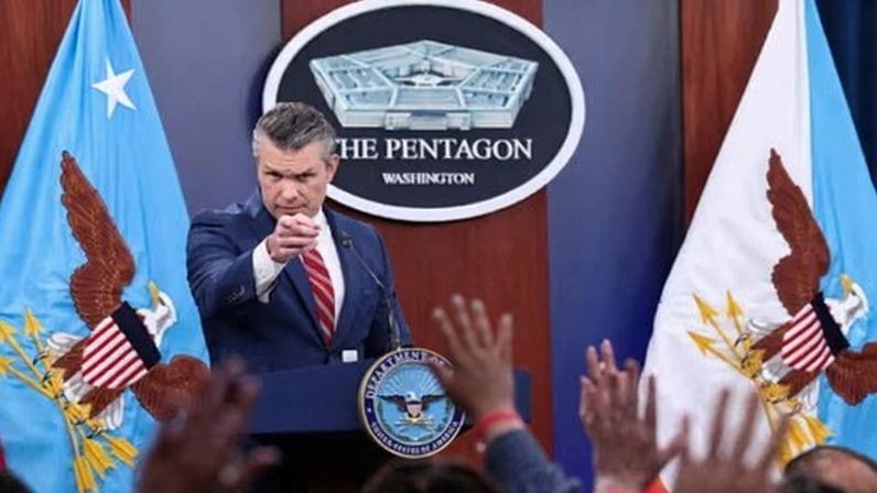 Pete Hegseth lidera comício em DC com palestrantes de direita e cristãos