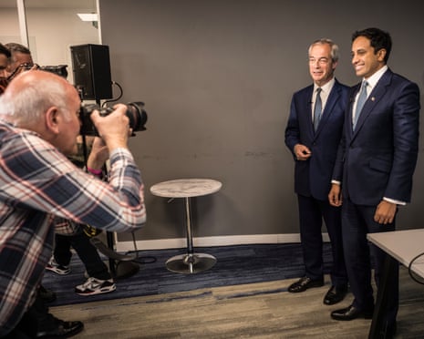 Farage recorre ao rottweiler para distrair da polêmica de £5 milhões