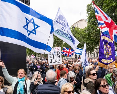 Milhares participam de ato contra o antisemitismo em frente a Downing Street