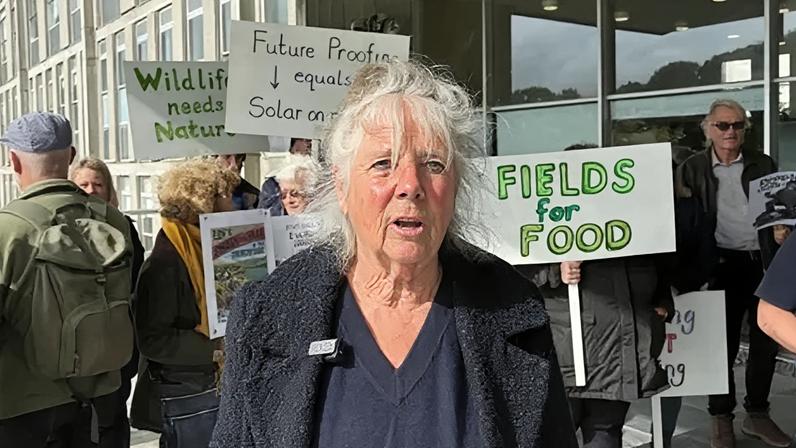 Decisão adiada sobre plano para fazenda solar de 19 campos