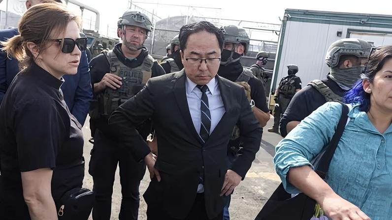 Senator Andy Kim attempts to broker an agreement between ICE agents and pro-immigration activists outside the Delaney Hall detention center on 25 May 2026 in Newark, New Jersey.
