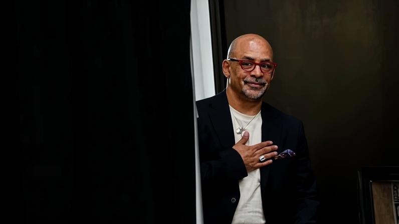Progressista Chris Rabb vence primária democrata na Pensilvânia