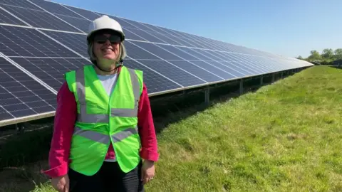 A visão solar de uma mulher abastece 6.000 lares